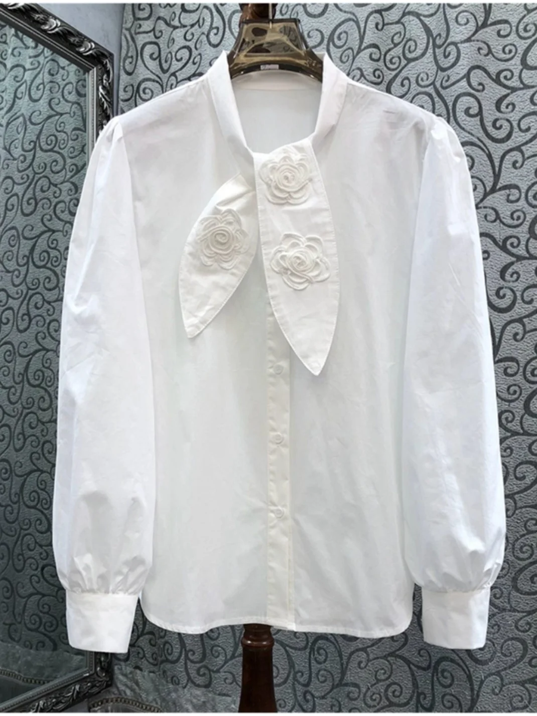 

Блузка с вышивкой и цветочной аппликацией с галстуком Белая нишевая рубашка на пуговицах Изысканная осенняя рубашка