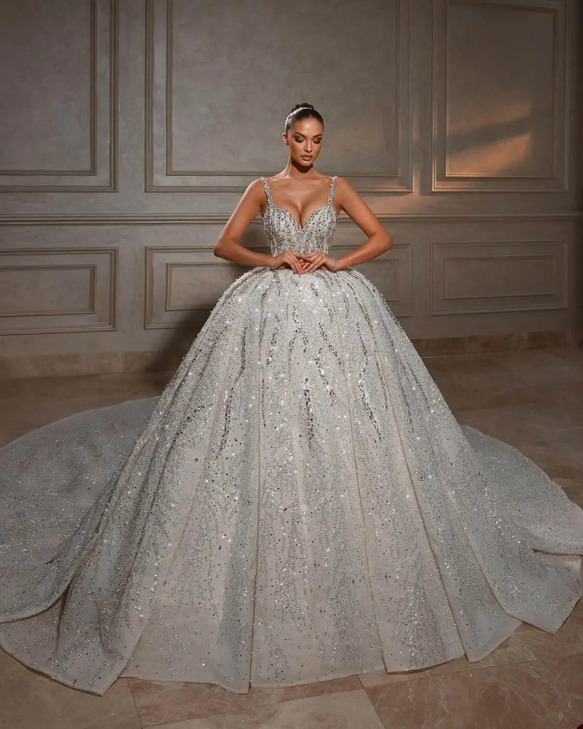 

Exquisite Crystal Beaded Ball Gown Bridal Dress Spaghetti Strap Cathedral Train Wedding Dress Vestido De Novia Customized