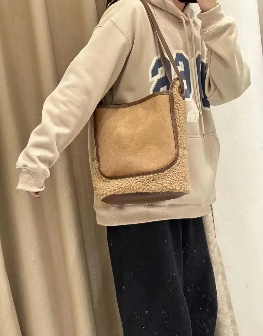 Bolso de gran capacidad empalmado de lana de cordero para mujer, bolso de felpa versátil, de un hombro bolso cruzado, moda de otoño e invierno, nuevo