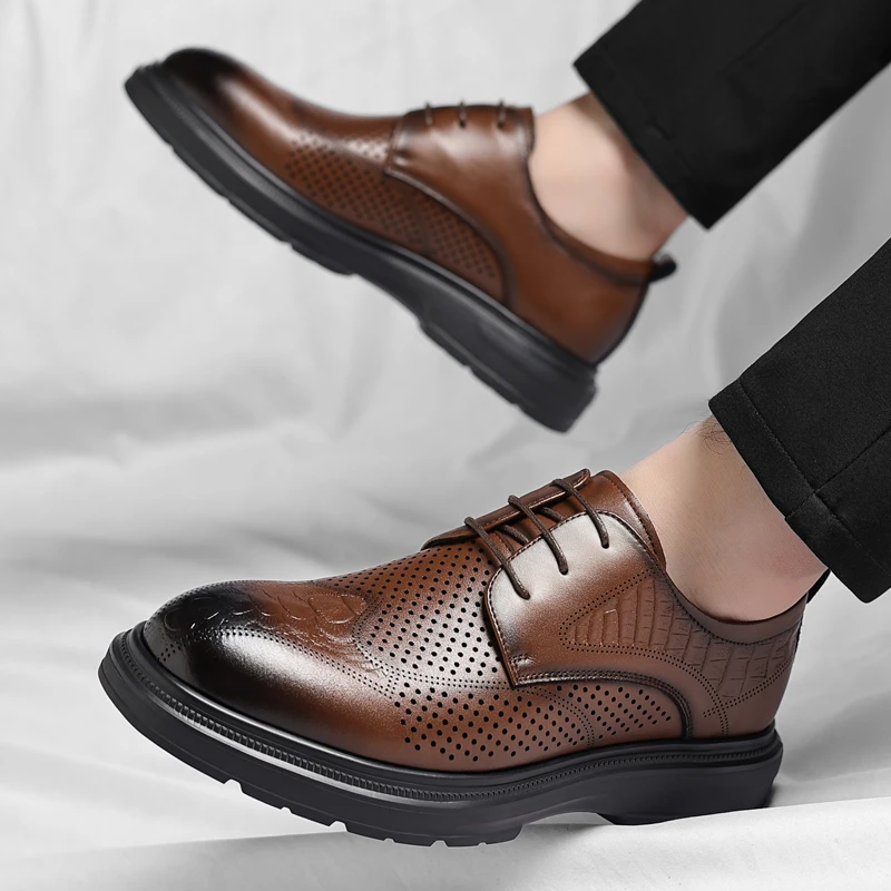 

Новые летние легкие перфорированные удобные повседневные кожаные туфли на шнуровке, модные брендовые мужские повседневные оксфорды с резными краями