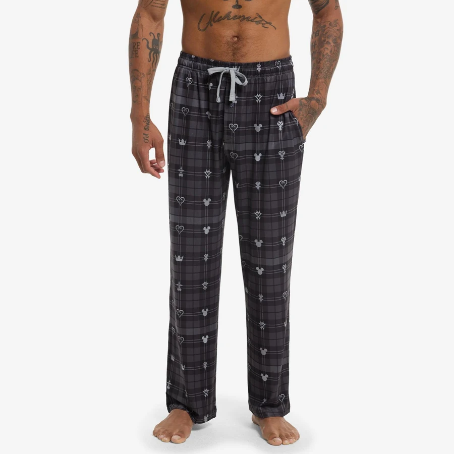 Pantalones de pijama para niños y adultos con estampado integral de iconos a cuadros negros de corazones del Reino de Disney, trajes familiares a juego, cómodos de secado rápido para verano