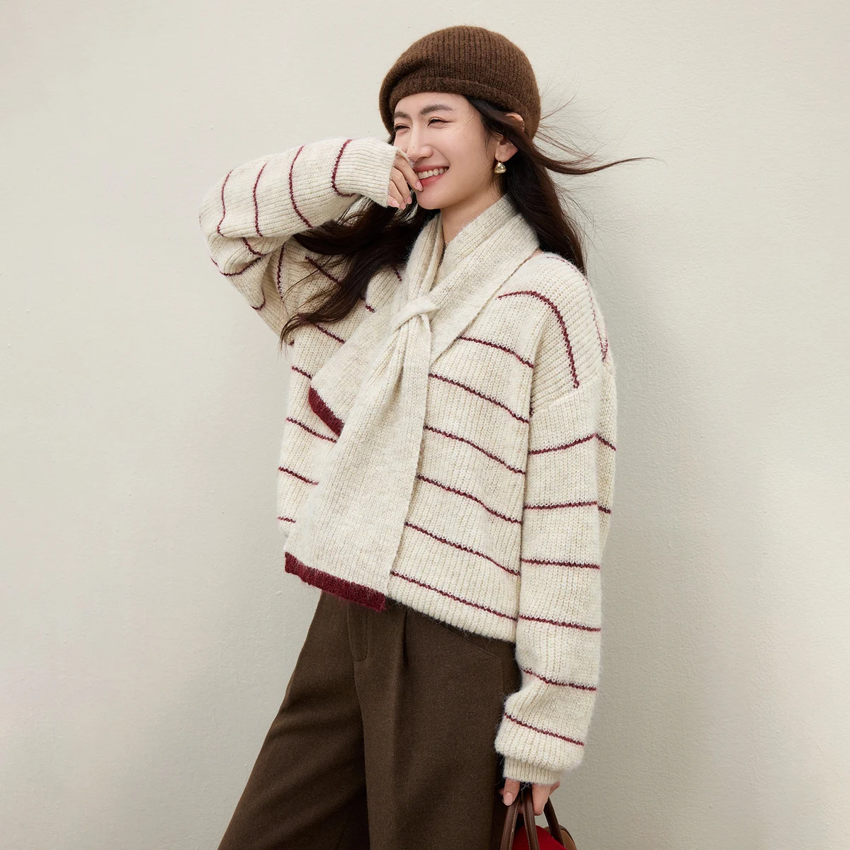 

SENTUBILA полосатый трикотаж женский 2025 съемный шарф с v-образным вырезом толстый пуловер с длинными рукавами зима 2025 женский свитер W54EE5751