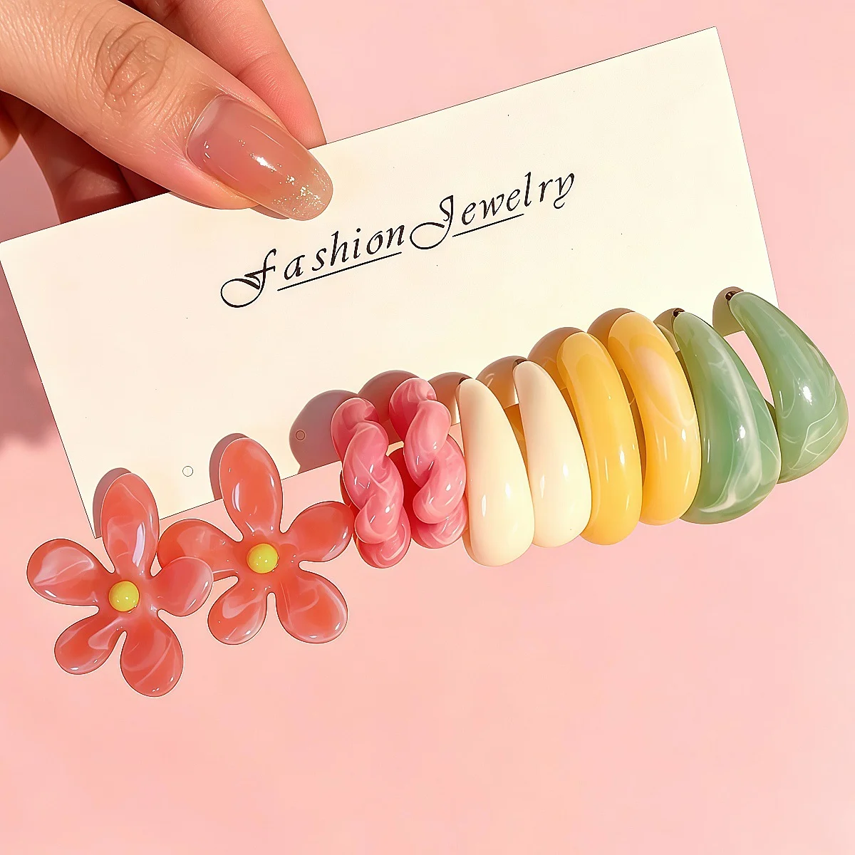 10er/20er Set Harz-Ohrringe für Damen: Farbenfrohe Blumen-Ohrstecker und C-förmige gedrehte Creolen im niedlichen Dopamin-Stil – Detail 5