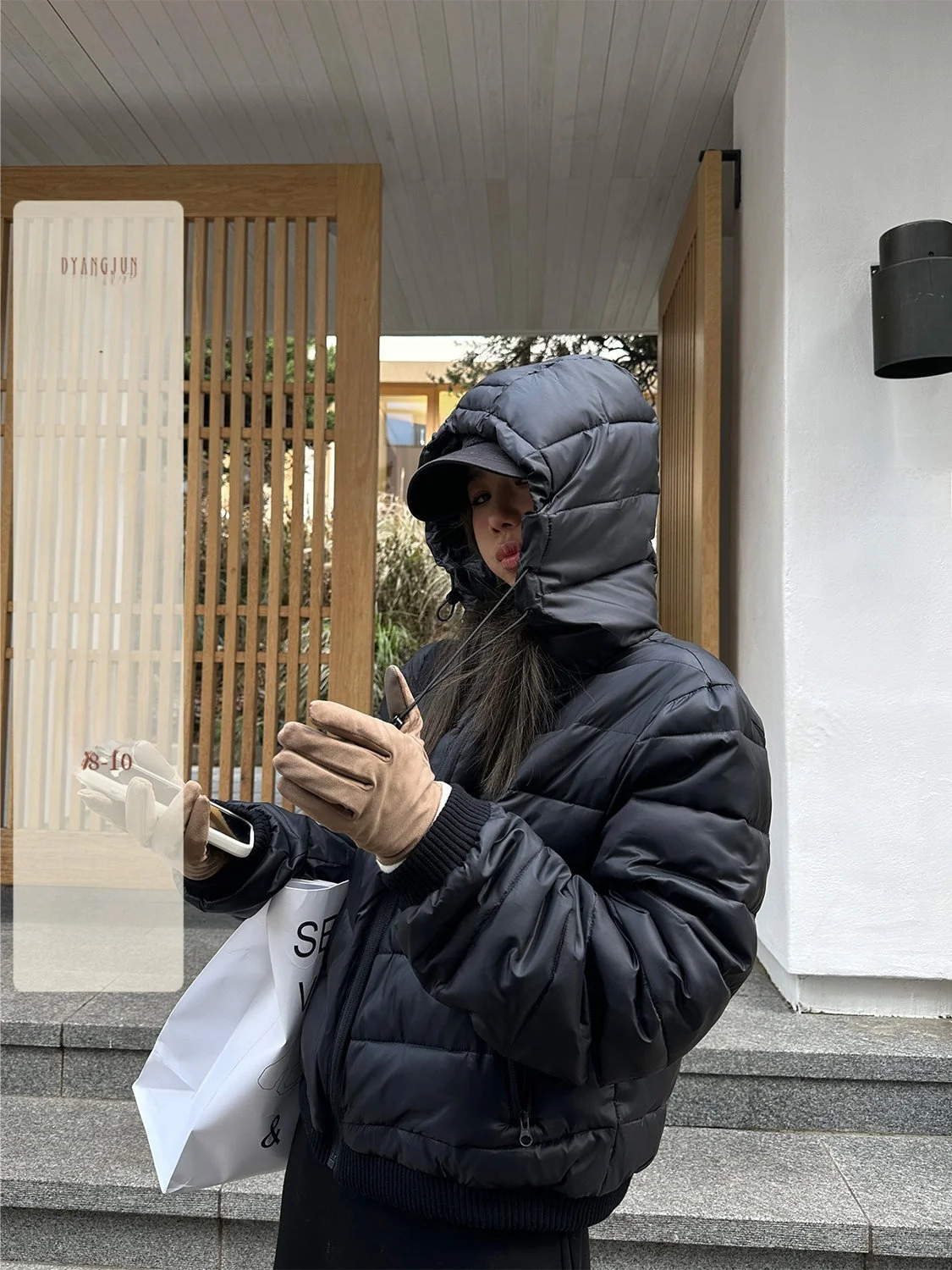 

Зимняя новинка 2026: Пуховик D YANGJUN с капюшоном, высокой плотностью наполнителя (90% белый утиный пух), повседневный, на молнии, удлиненный.