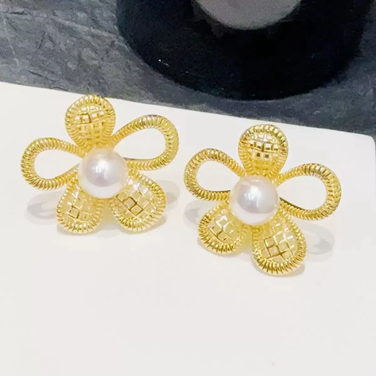 Los nuevos pendientes de perlas huecas con forma de flor de Japón y Corea del Sur son frescos y dulces, pendientes de estilo nicho, pendientes de diseño moderno.