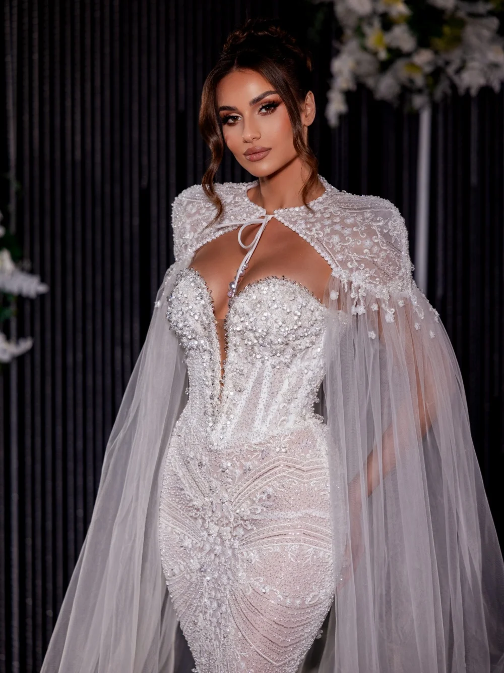 Witte boeiende kralen trouwjurk met cape prachtige illusie zeemeermin bruidsjurk 2026 op maat gemaakte lange jurken voor bruid