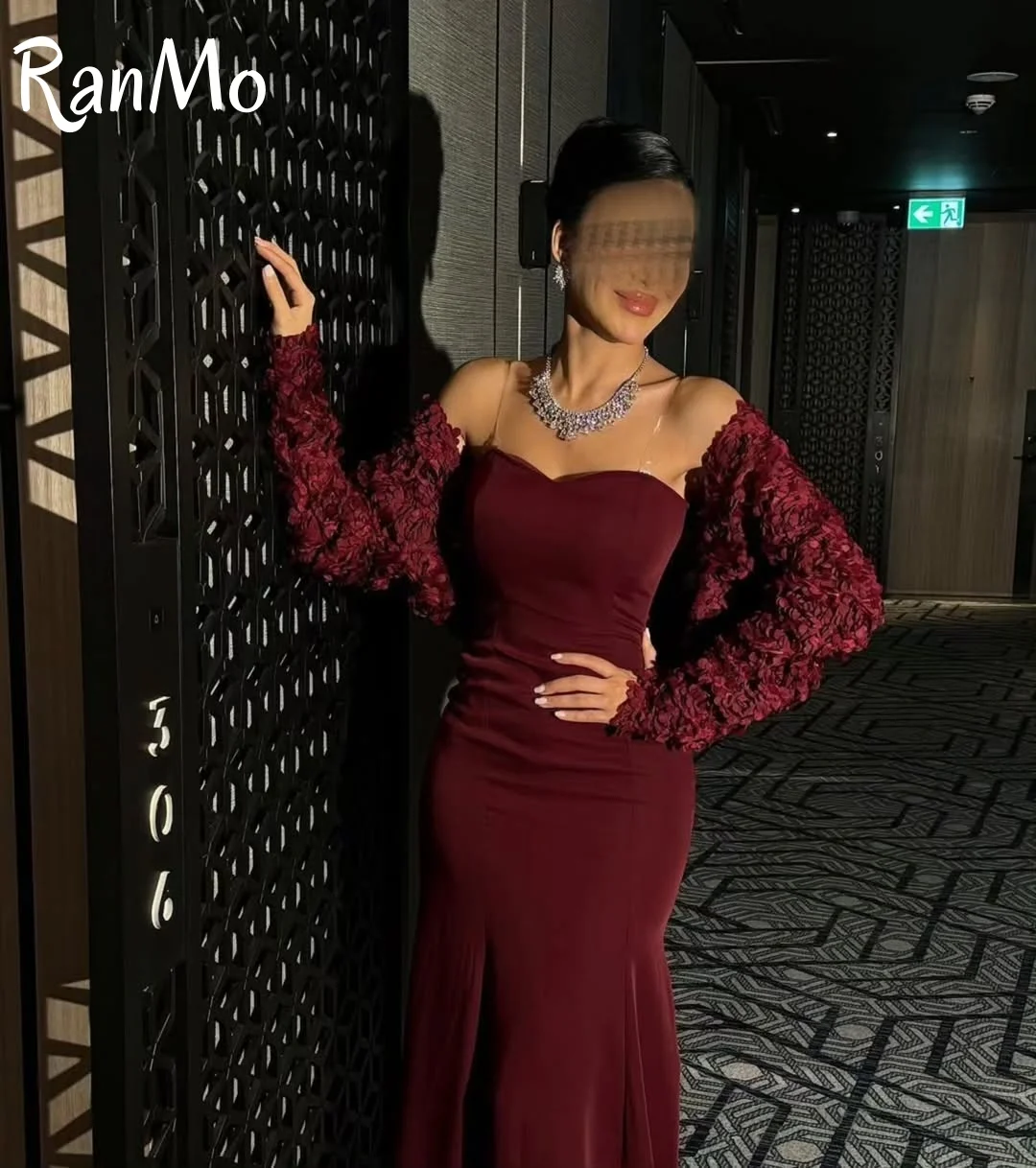 فساتين سهرة طويلة من Ranmo مخصصة بسيطة بحورية البحر باللون العنابي بدون حمالات مزينة بالزهور بدون ظهر ثنيات بطول الأرض