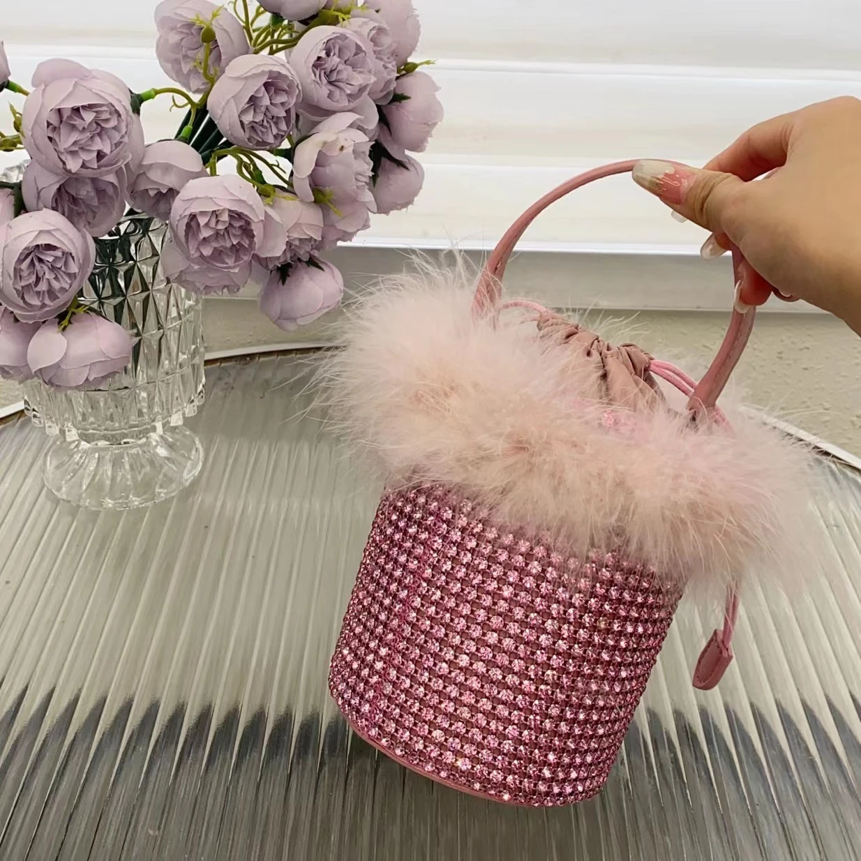 

Полная блестящая сумка-ведро с бриллиантами Меховая сумка-мессенджер для ужина с бриллиантами