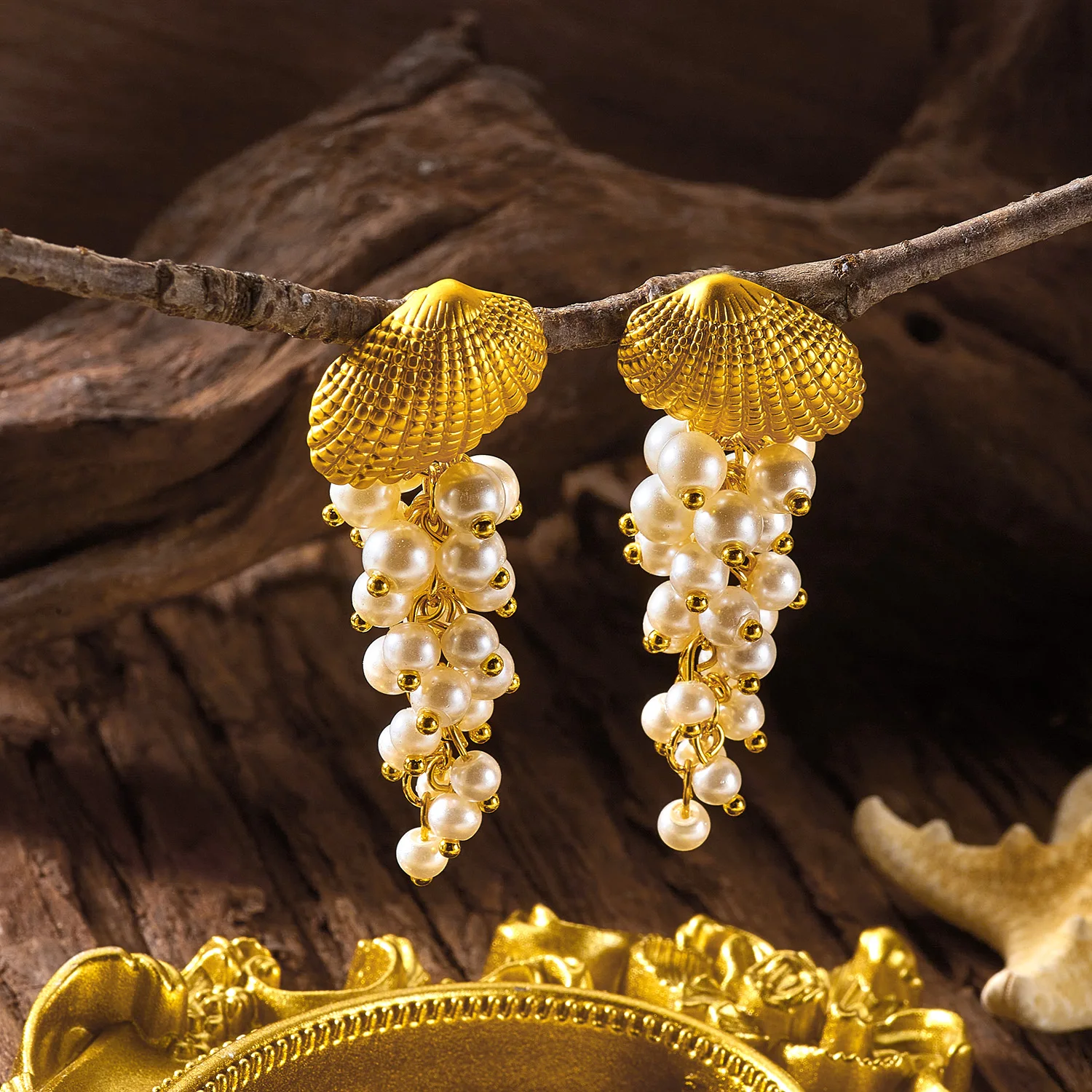 Romantic Summer Evening Party Earrings for Women Statement Gold Color Shell Imitation Pearl Cluster Dangle Chic Drop Jewelry