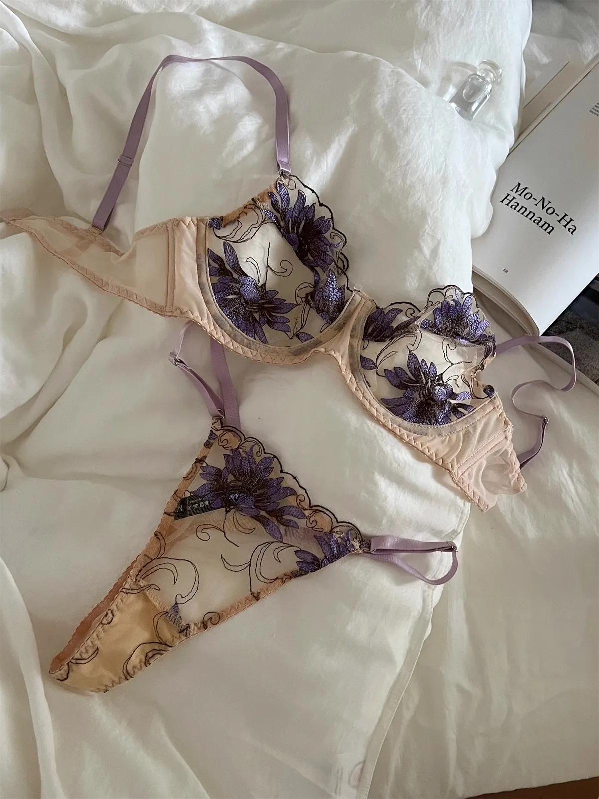 Embroidered three-piece French thin bra with large breasts Sexy lace adjustment hollow-out with underwire support pure desire ga