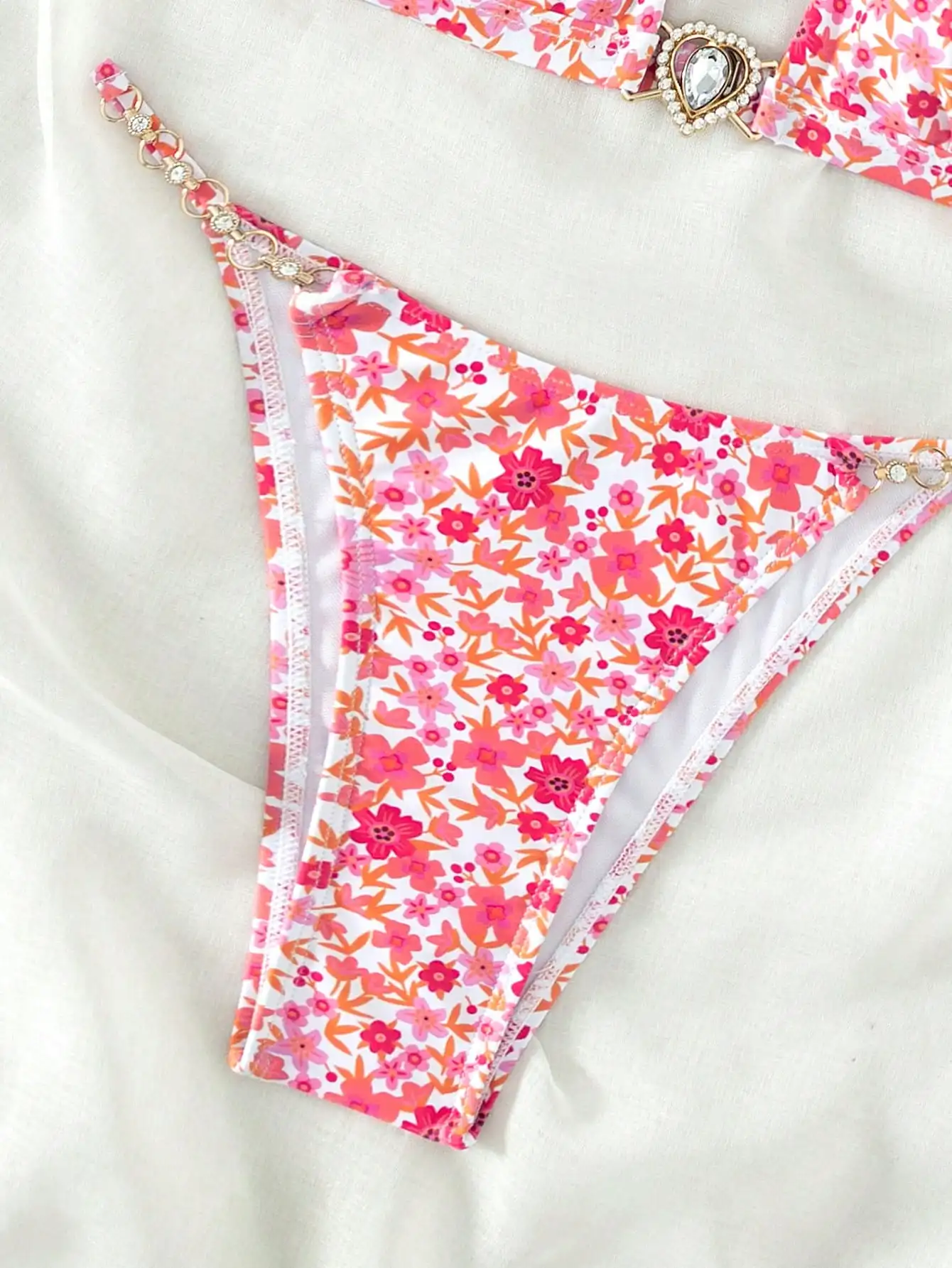 บิกินี่ลายดอกไม้พร้อมถ้วยสามเหลี่ยมดีไซน์เชือกแขวนคอสําหรับรวบรวมท่องชายหาด