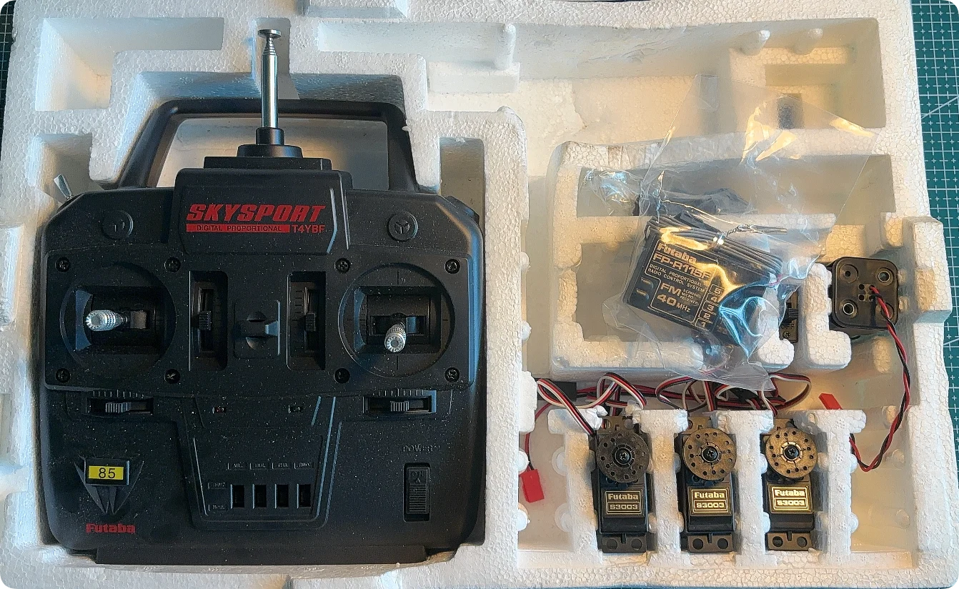 Futaba Skysport T4YBF Transmitter Airplane Remote Control  85 RX 40.850mhz crystal 40mhz With FP-R115F receiver 3pcs S3003 servo