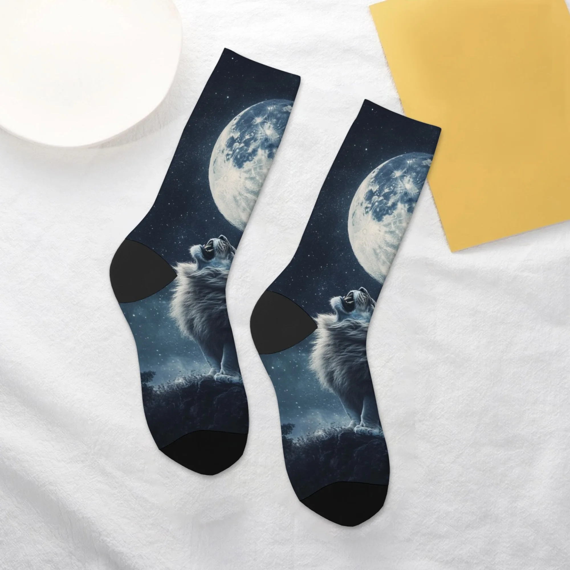 Um par de meias da moda Dark Night Lion King, macias e confortáveis, meias de compressão unissex estilo retrô, presentes de festa casuais