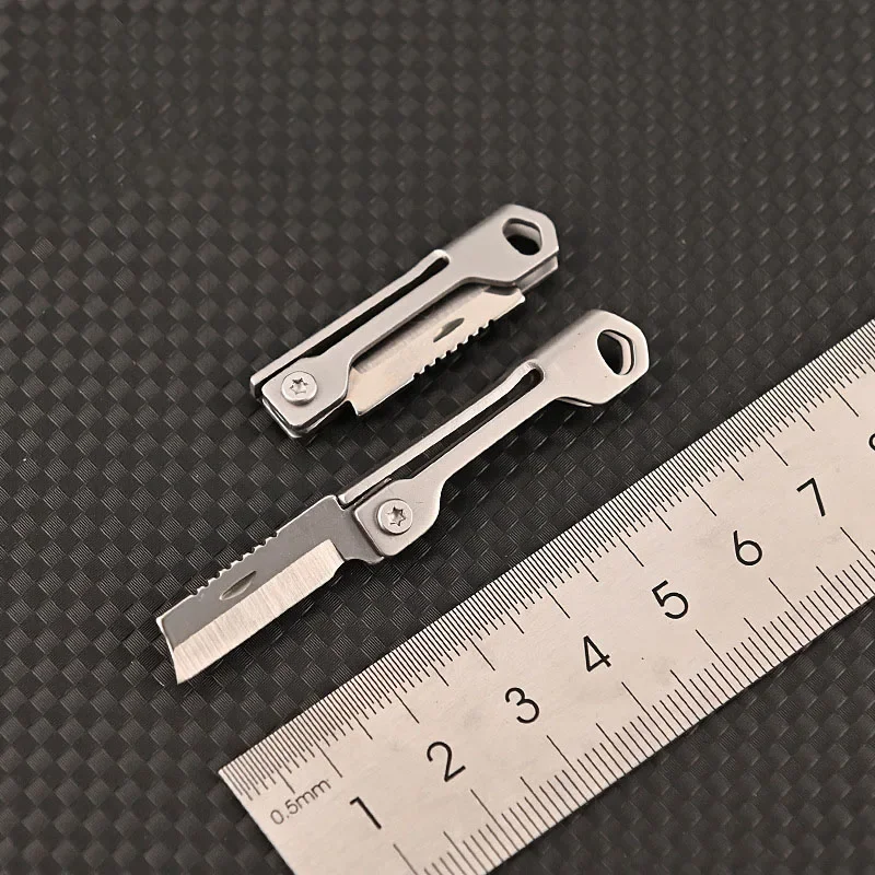 

НОВЫЙ маленький 1 шт., товары для кемпинга на открытом воздухе, складной нож из нержавеющей стали, мини-брелок с квадратной головкой, подвеска, портативный карманный нож