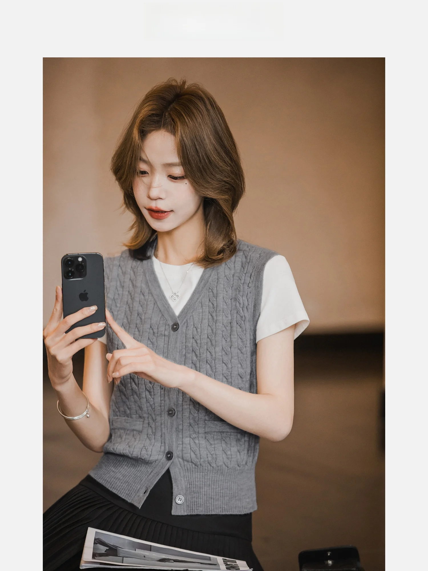 

Женский укороченный топ Slim Fit с V-образным вырезом, серый, из твист-яграина, безрукавка, верхняя одежда, весна-лето, новый стиль, модный, из полиэфирного волокна