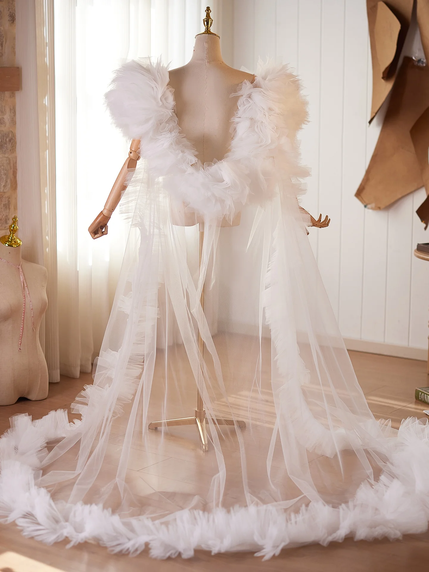 sciarpa-in-rete-bianca-con-ampia-coda-per-abito-da-sera-sfilate-di-moda-performance-e-oggetto-scenico-fotografico-nuovo-modello-2026