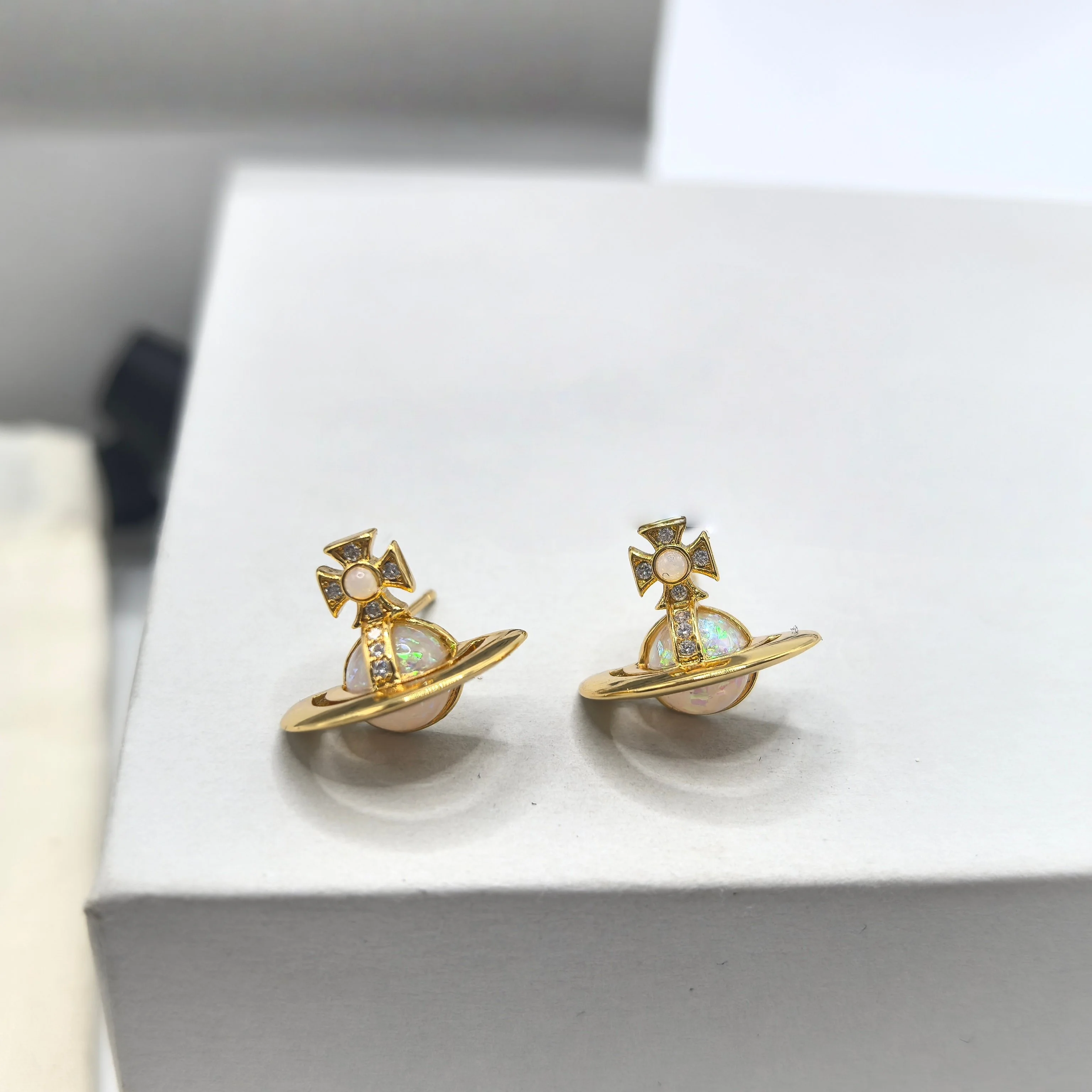 S925 الفضة الاسترليني شقة صغيرة زحل الملونة سحر وأقراط النساء أنيقة رومانسية مجوهرات مأدبة يجب