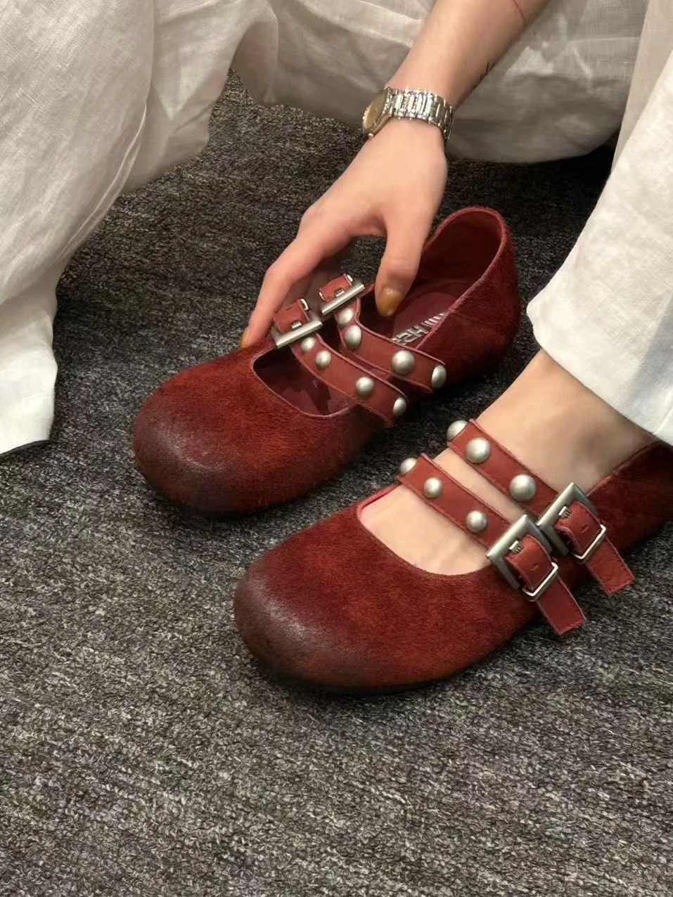 

Милые и крутые осенние туфли в девичьем стиле с заклепками и пряжкой, новые удобные верхние туфли-бобы с круглым носком и плоской подошвой