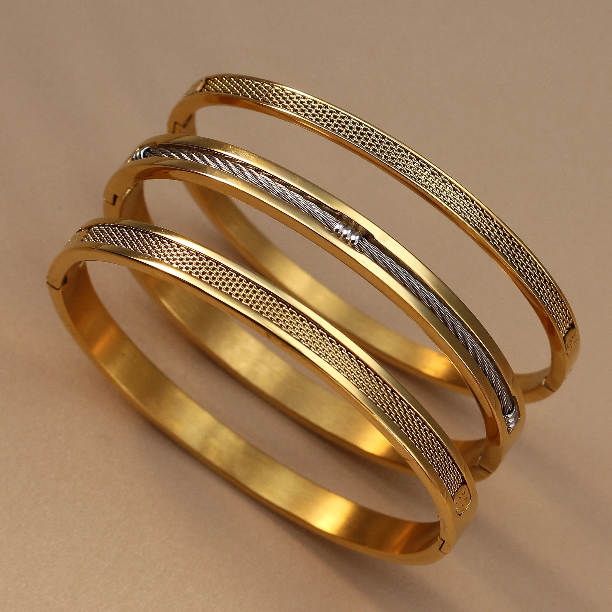 XB-040  Punk Style 18 K Gold Color Stainless Steel Statement Bracelet. Wholesale jewelry gifts for hairdressers.