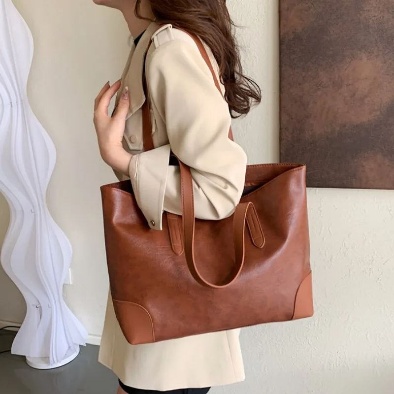 Retro Large Capacity Soft Leather Tote Bag 2023 Autumn/Winter New Versatile Instagram Commuting One Shoulder Underarm Mommy Bag