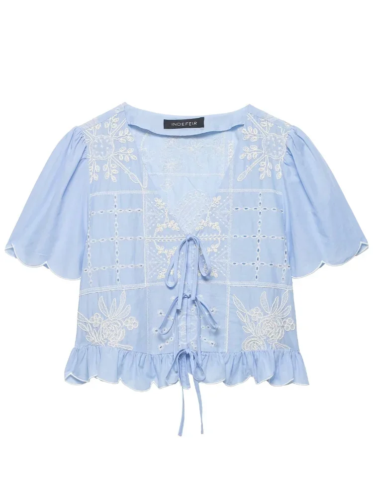 

Женская светло-голубая блузка с вышивкой и завязками спереди, элегантный топ с V-образным вырезом, пышными рукавами и оборками по низу, повседневная уличная рубашка для женщин 2026
