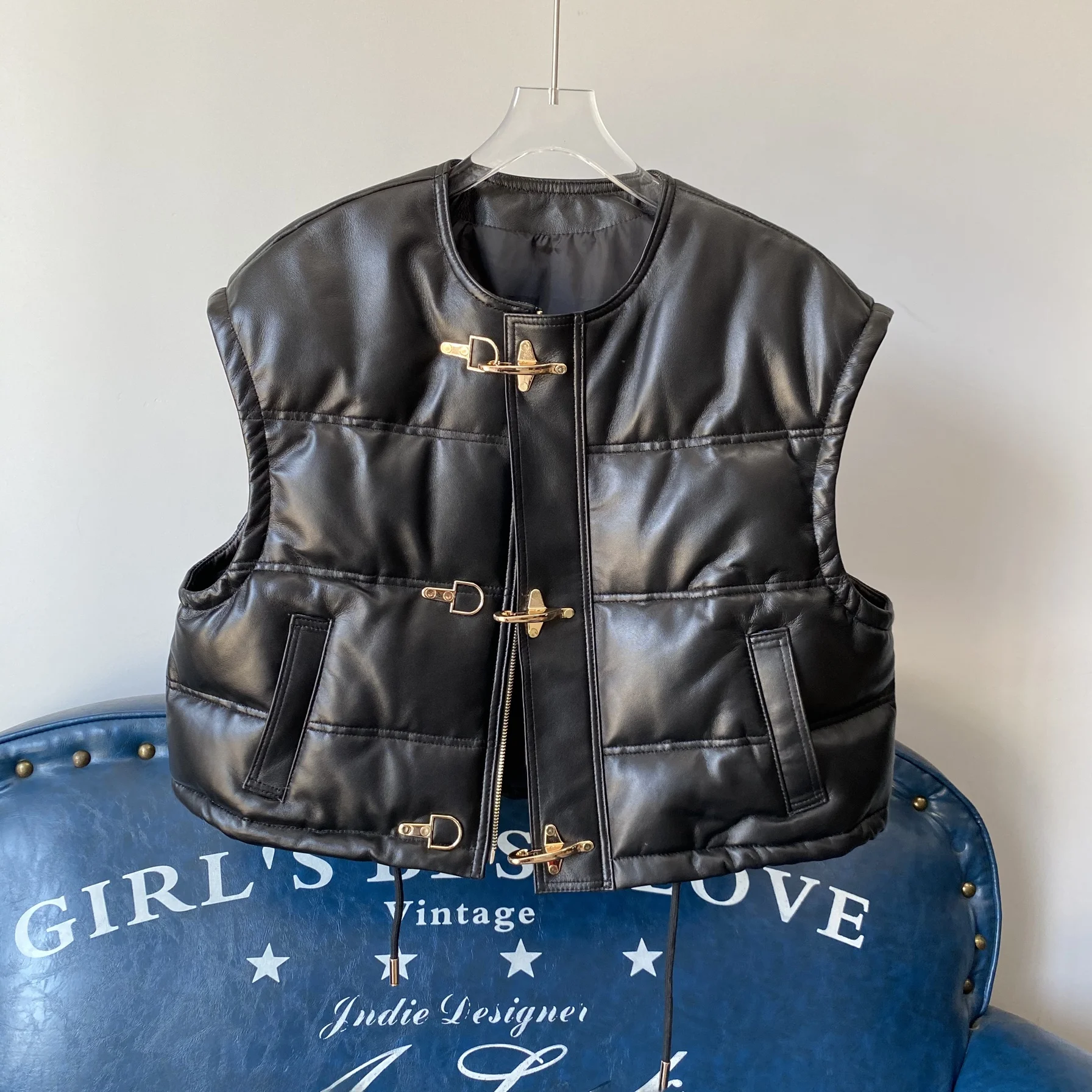 เสื้อกั๊กหนังแท้สำหรับผู้หญิง ฤดูใบไม้ร่วง ฤดูหนาว  กระดุมทอง  ทรงเข้ารูป  ความยาวปานกลาง