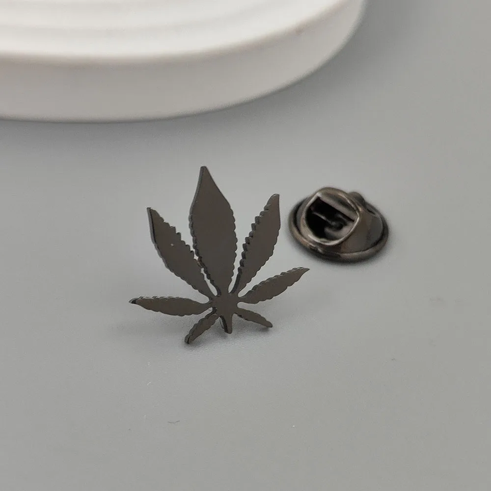 New hip-hop style maple leaf hollow stainless steel gold-plated badge, suit lapel pin waterproof black, men's brooch set - Image 5
