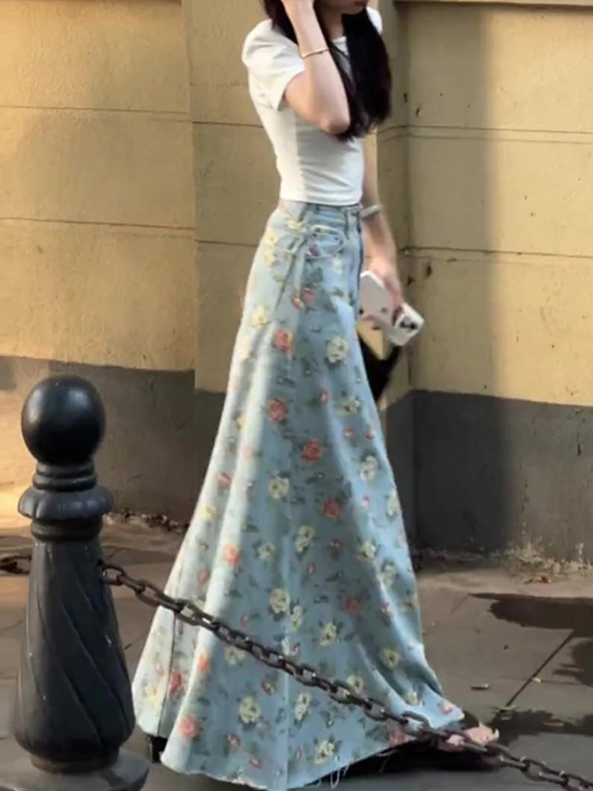 

Потрясающая джинсовая юбка А-силуэта с цветочным принтом и высокой талией для женщин, весна 2026: уникальная, красивая, расклешенная, подчеркивающая фигуру.