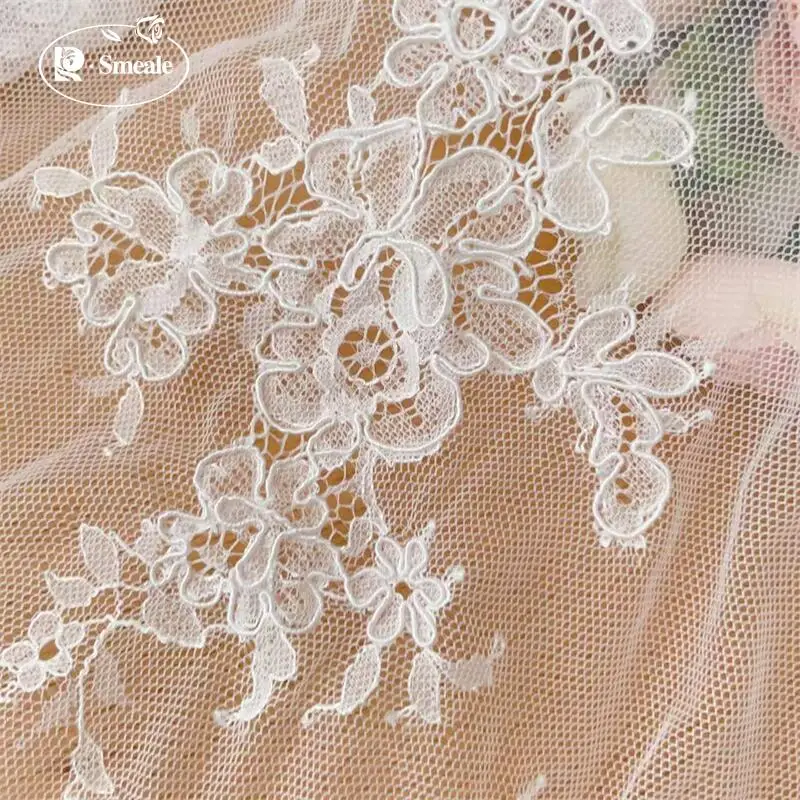 300CM X 150CM. Französischer Spitzenstoff mit großer Blumenbordüre. Stoff für Couture-Brautkleider. Weiß – Detail 5