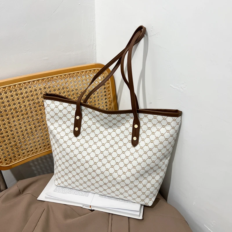 Luxuriöse Vintage Damen-Tragetasche mit Monogramm-Print, Nieten-Verzierung, PU-Leder Schultertasche, Große Kapazität Reißverschluss-Handtasche für Pendeln und Einkaufen – Detail 9