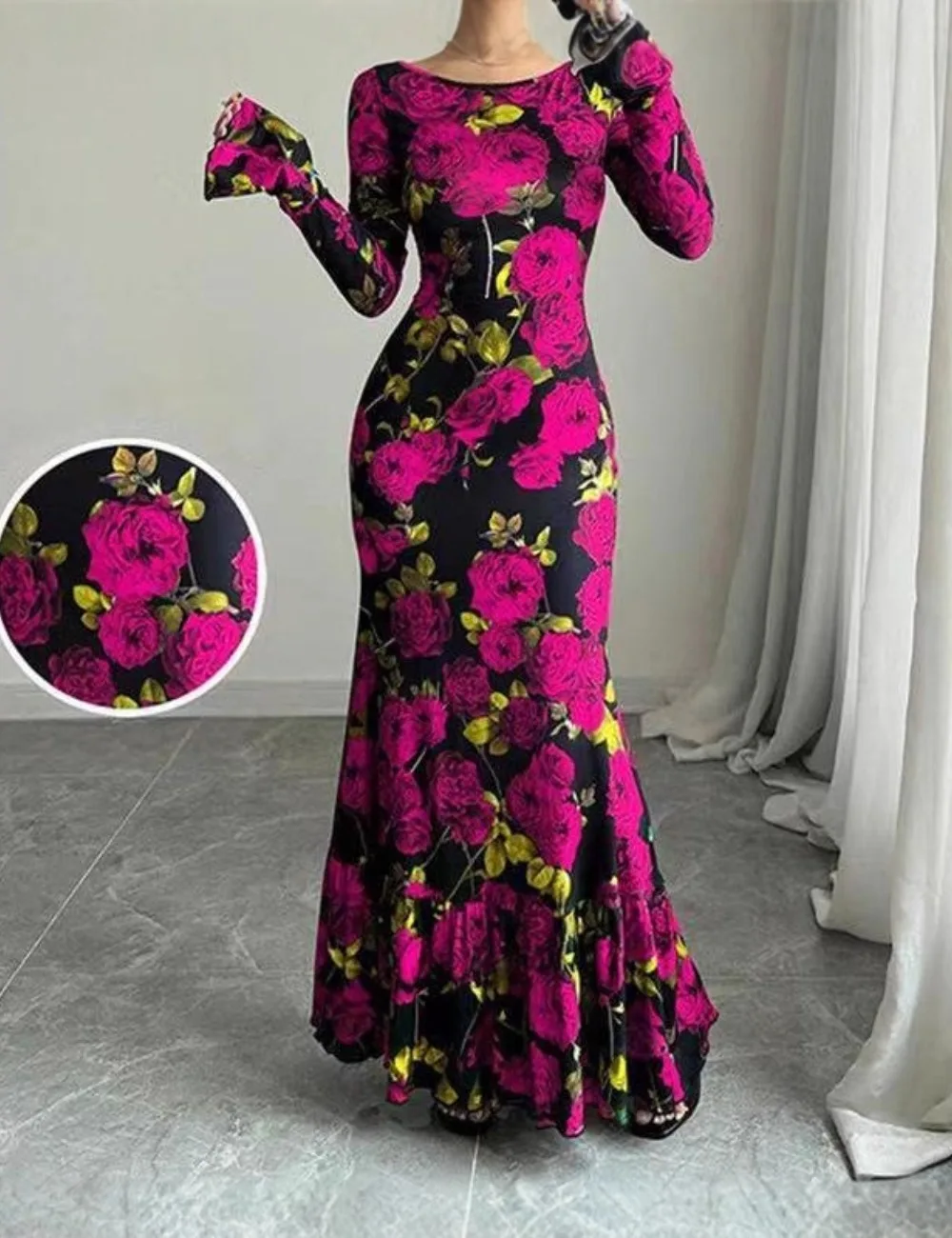 Elegantes, tailliertes langes Kleid mit rosafarbenem Blumendruck, leicht ausgestellten Ärmeln und einem Bleistiftrock