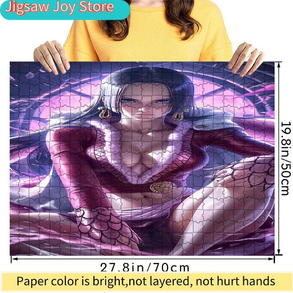 Rompecabezas de papel artístico de One Piece: Boa Hancock con cabello largo negro, atuendo granate, ribete de piel blanca y escena de brillo púrpura, Imperatriz Pirata Cha