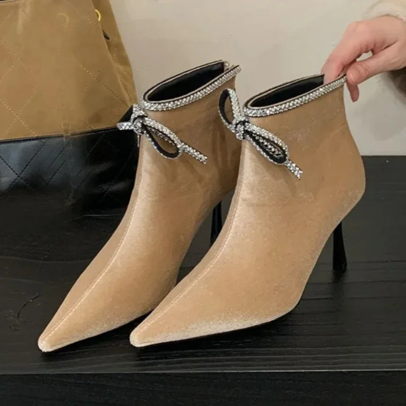 

Luxury Rhinestone Bow Decorate Ankle Boots Women Fashion Pointed Toe Zip Kitten Heel Designer Boots Comfort Satin Modern Boots