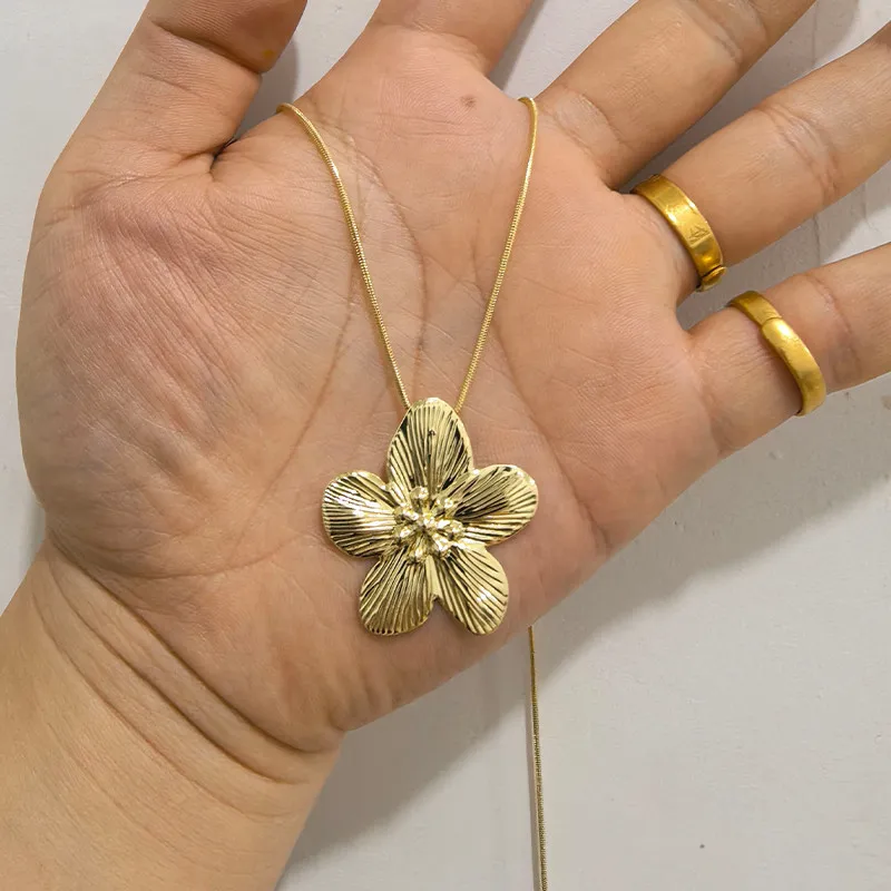 

Vintage Punk Metal Style Gold /Silver Color Flower Pendant Necklace for Women Charm Clavicle Chain Boho Minimalist Party Jewelry