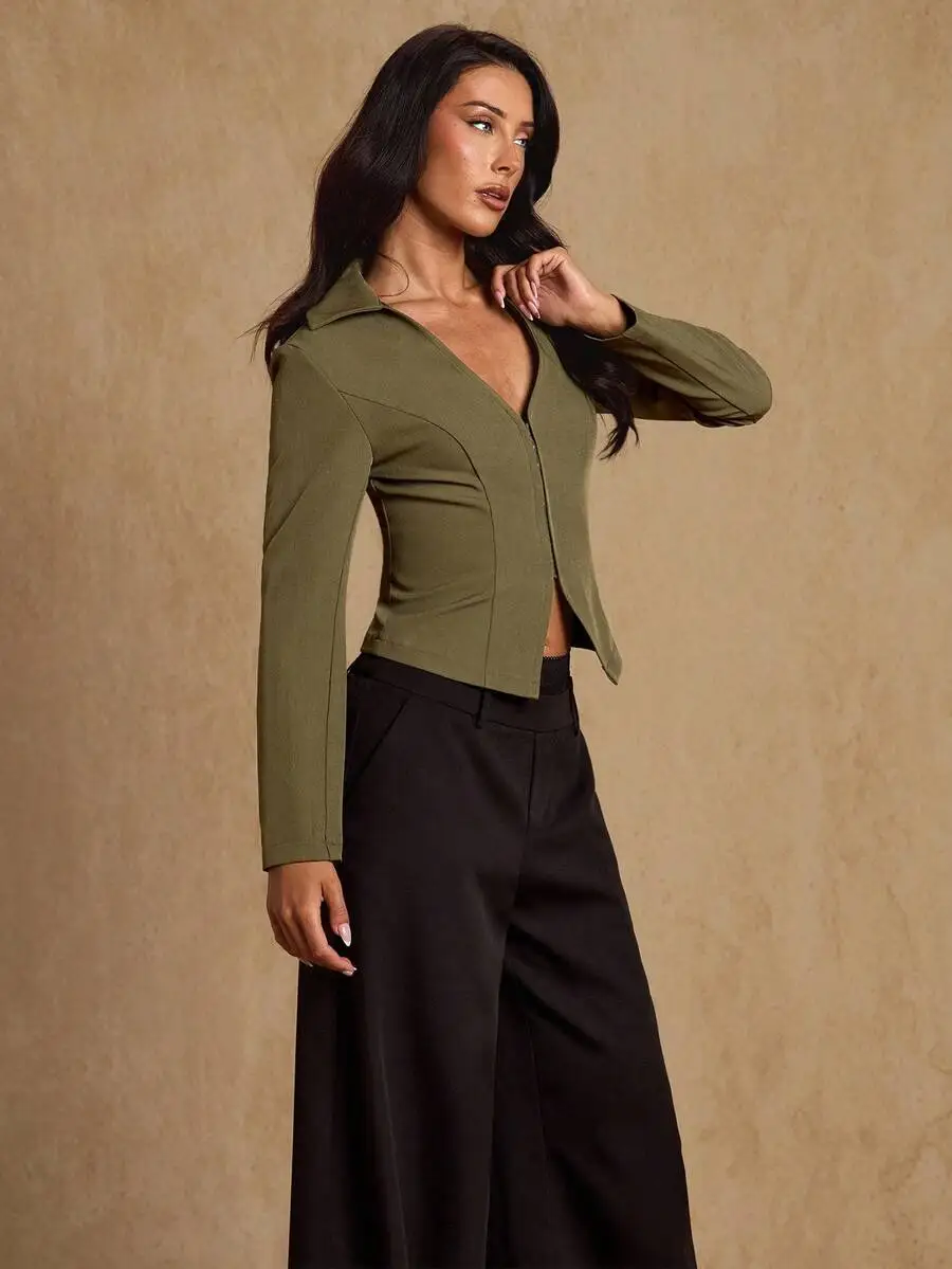 Damska kurtka wojskowa z długim rękawem, zapinana na guziki, z kołnierzykiem koszulowym, dopasowany krój, na wiosnę i jesień.