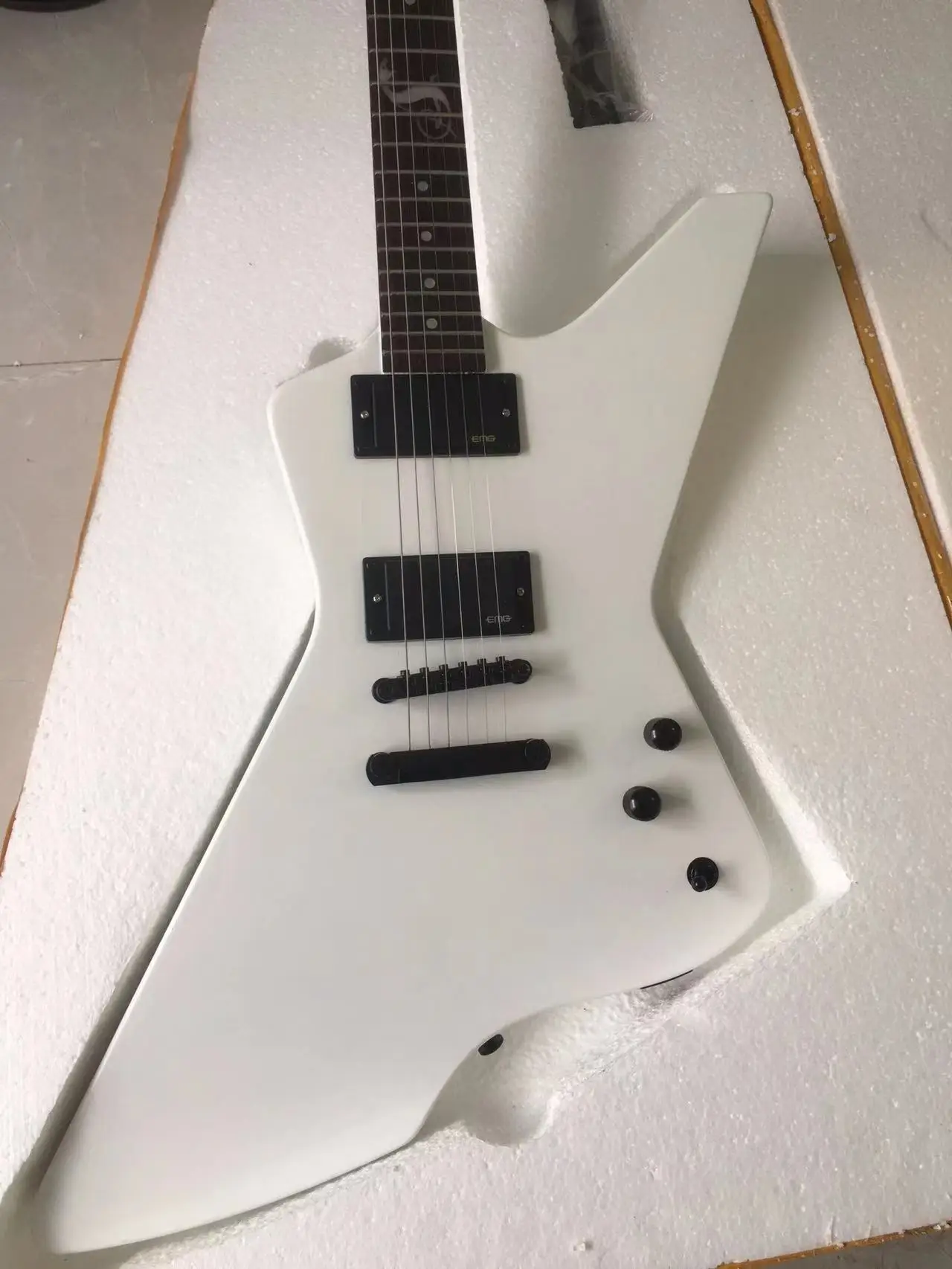 

ESP Snakebyte Electric Guitar, Mahogany Body, White Color, Rosewood Fretboard, 22 Frets Guitarra,