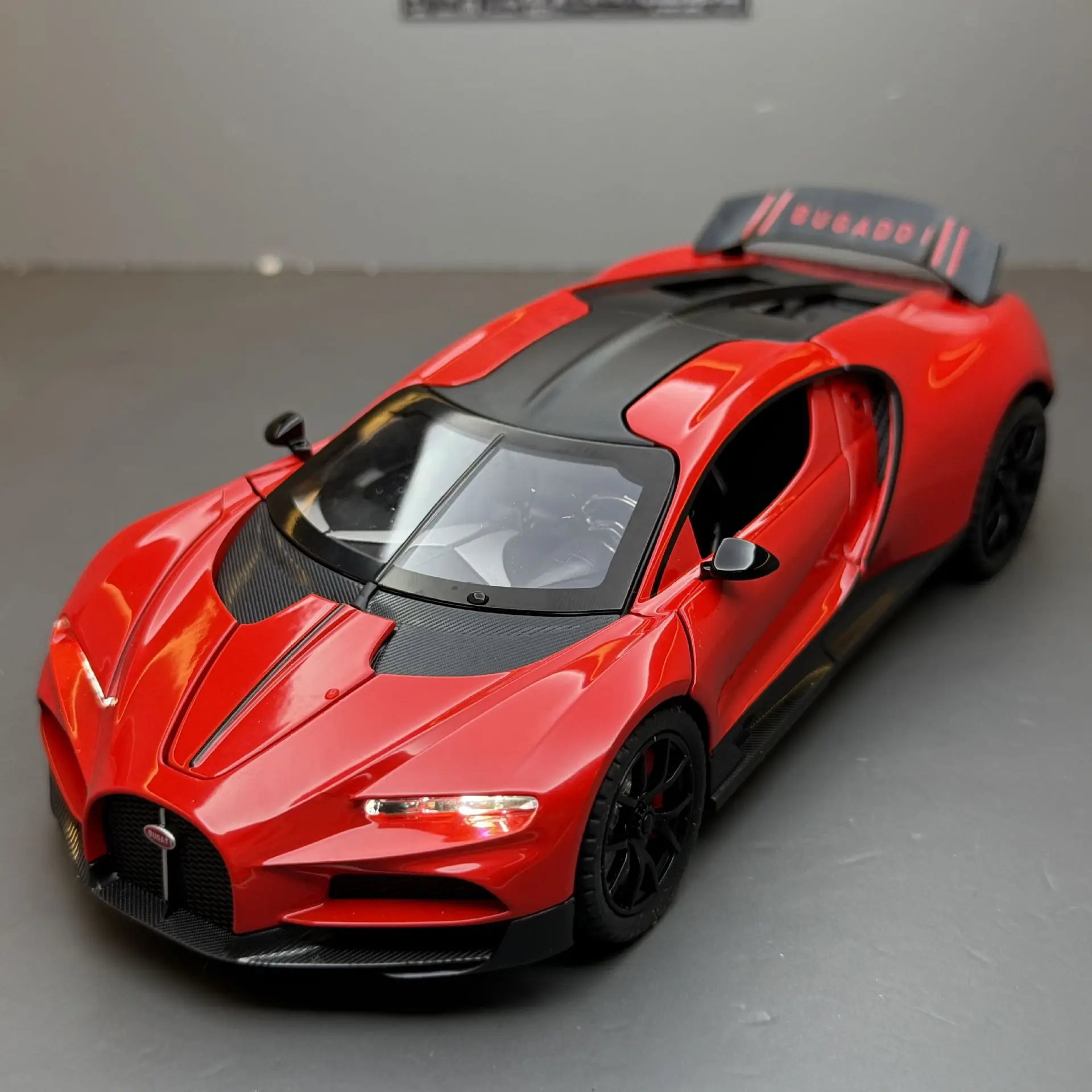 1:24 Tourbillon Spray Edition Sports Car Sound and Light Pull Back Children's Toy Model Diecast Alloy Car Model Collectible