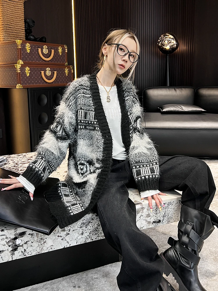 

Women's Knitted Sweater V-Ne Long Version Loose Warm Cardigan Retro Pattern Winter 2025 Faion Commute Sle Regular Sve