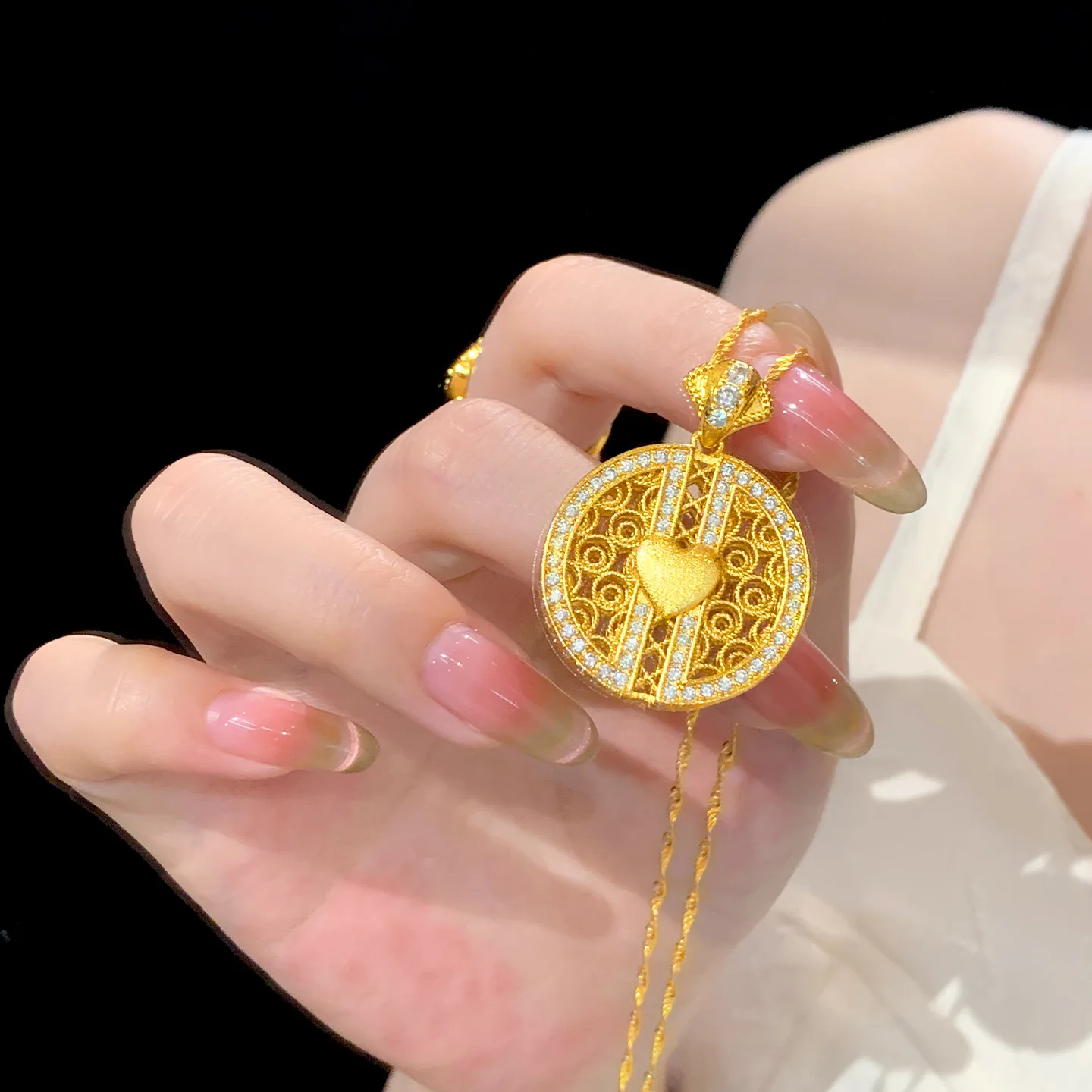 9999 gold hollow-set diamond heart compass necklace for women, featuring an ancient and exclusive design with great versatility,
