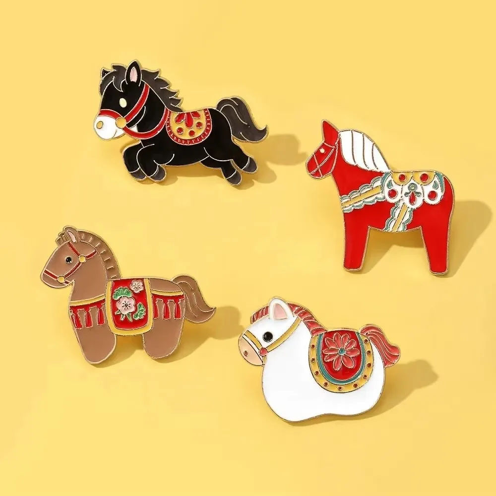 لطيف الكرتون زودياك الحصان بروش الزخرفية رائعة ستيد بروش سبيكة التلبيب دبوس هدية السنة الجديدة