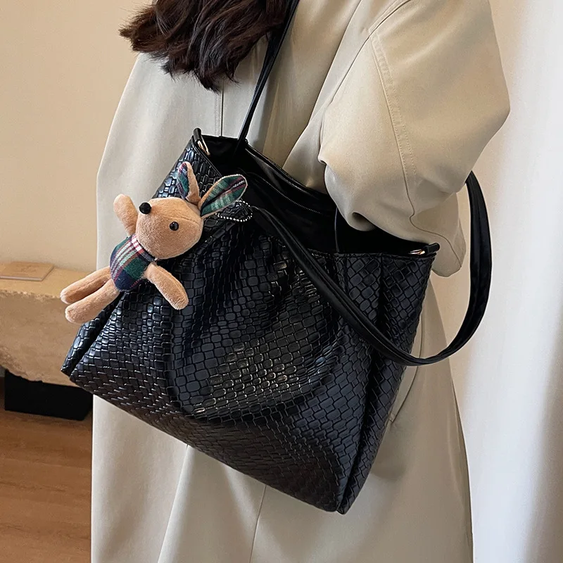A Large-capacity Women's 2025 New Fashion Single-shoulder Crossbody Bag with A High-quality Commuting Tote Bag