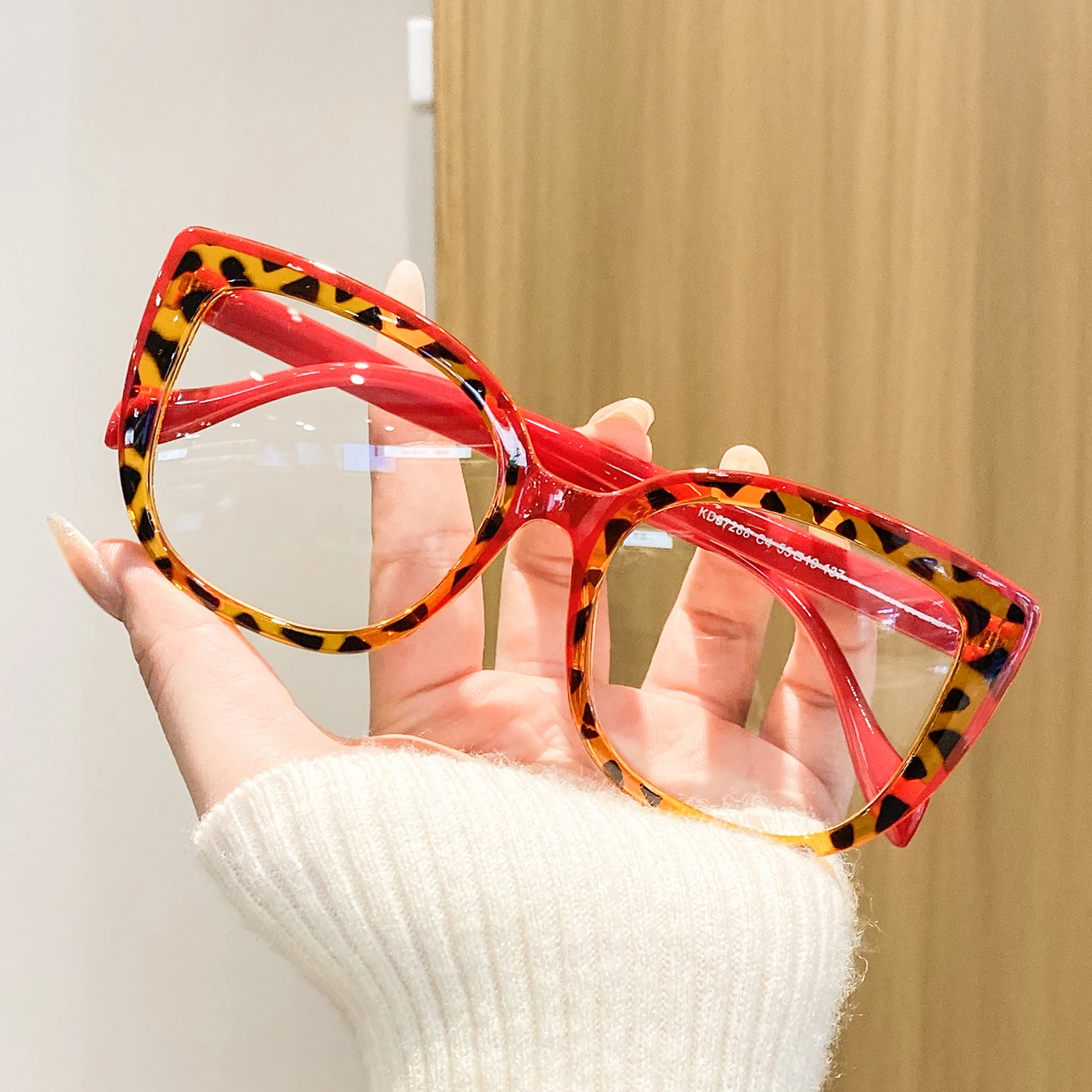 1 Pair of Women's Color-Blocked Cat-Eye Large-Frame Decorative Glasses, Stylish and Eye-Catching, Gentle and Elegant, Unique and Attractive, Suitable for Daily Commuting, Casual Outings, and Date Nights with Friends