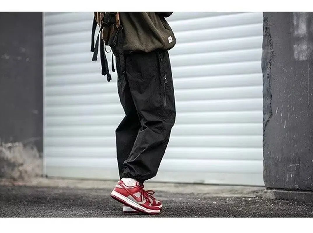 Good-looking outdoor sports zipper pocket loose three-dimensional cut straight cylinder cargo drawstring pants trend men