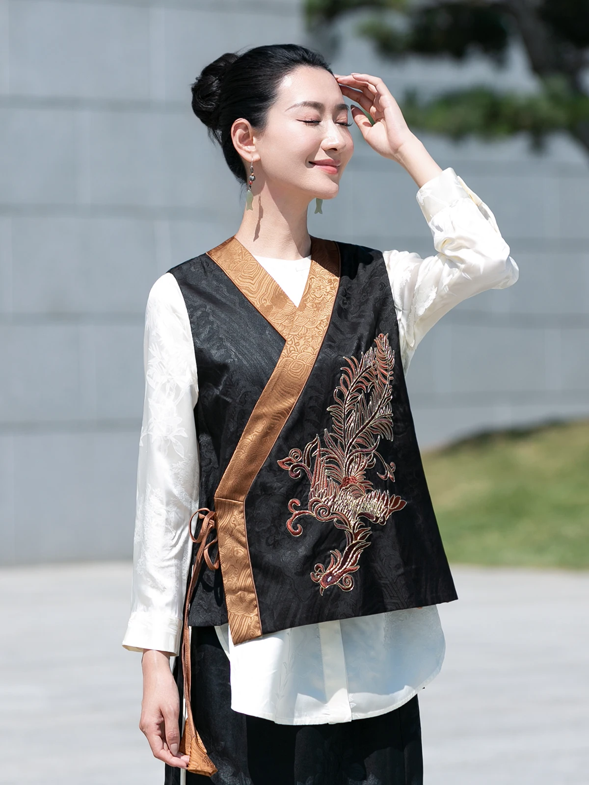 

Новая китайская женская одежда в стиле ханьфу: шелковая накидка с тяжелой вышивкой, шелк «Сяньюнь», V-образный вырез, с поясом