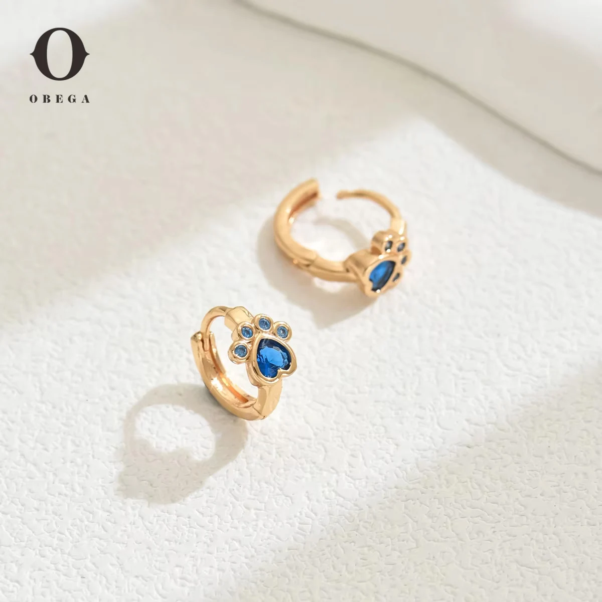 Obega Cute Cat Paw Shaped Tiny Hoop Earrings Lovely Bule Crystal Stone Small Earrings Women‘s Gold Silver Color Trendy Fashion