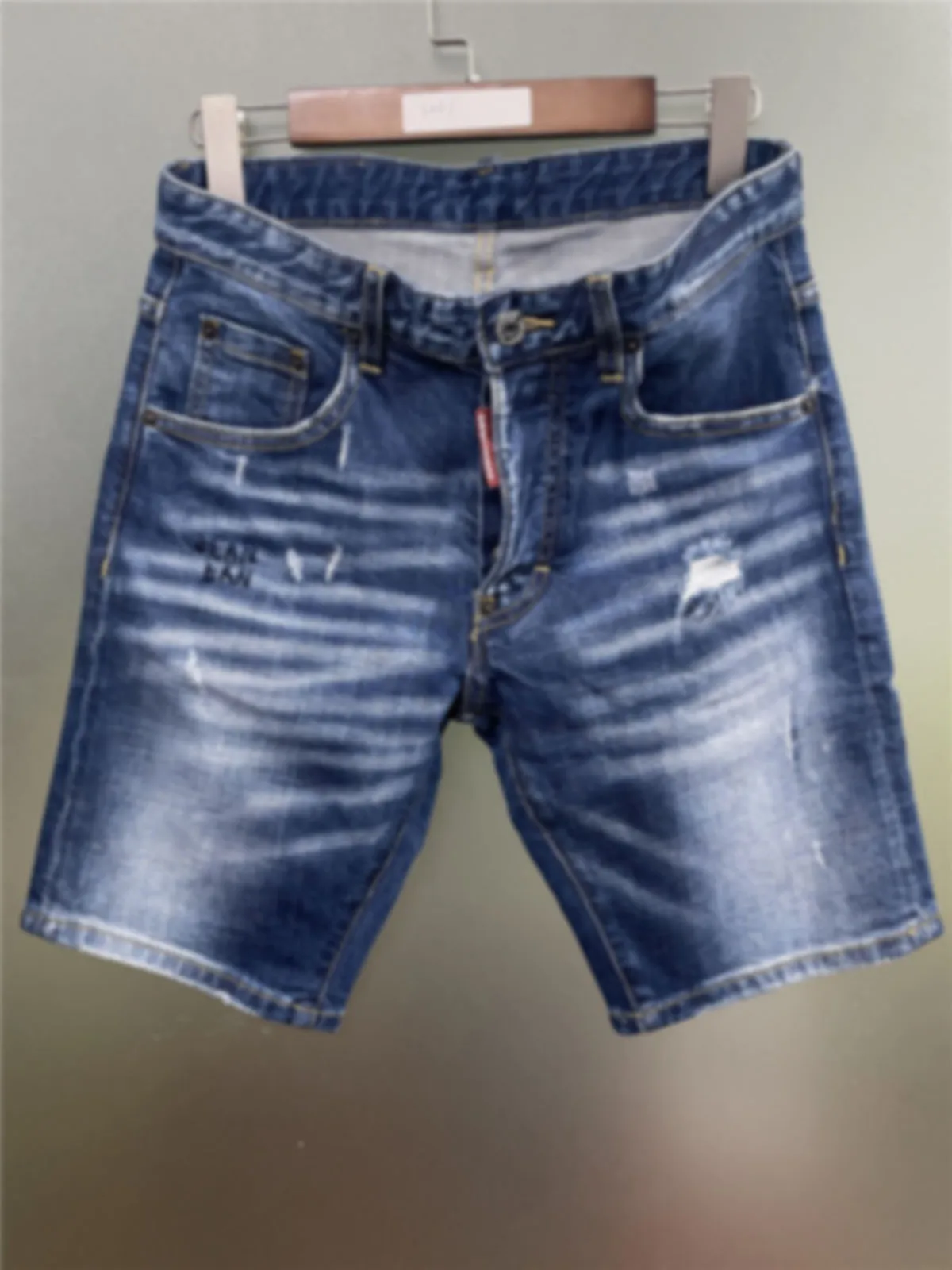 

2024 Spring/Summer New D2 Jeans Trendy Men's Water Washed Worn Hole Patch Slimming Micro Elastic Denim Shorts for Men