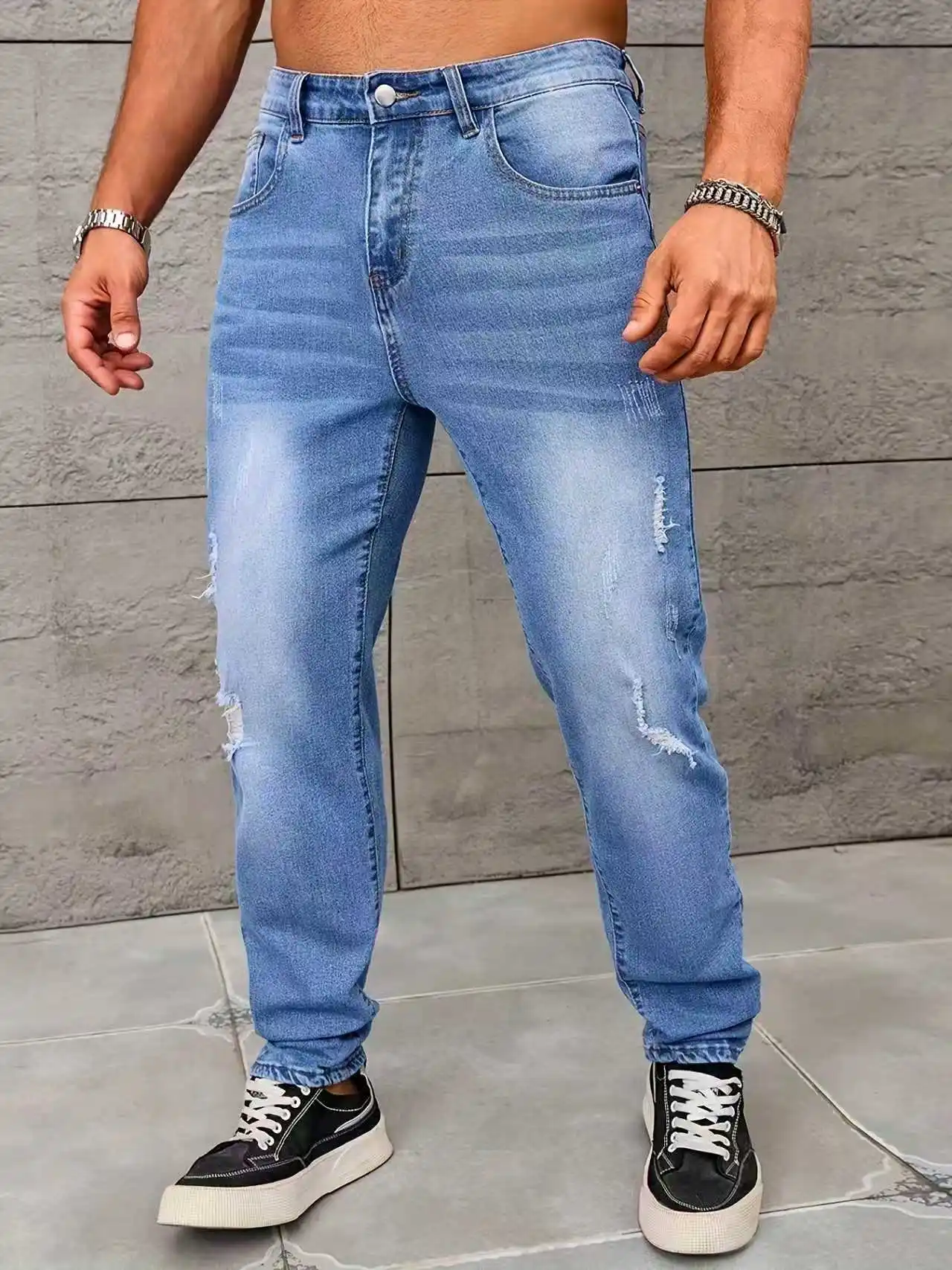 Pantaloni in denim strappati da uomo