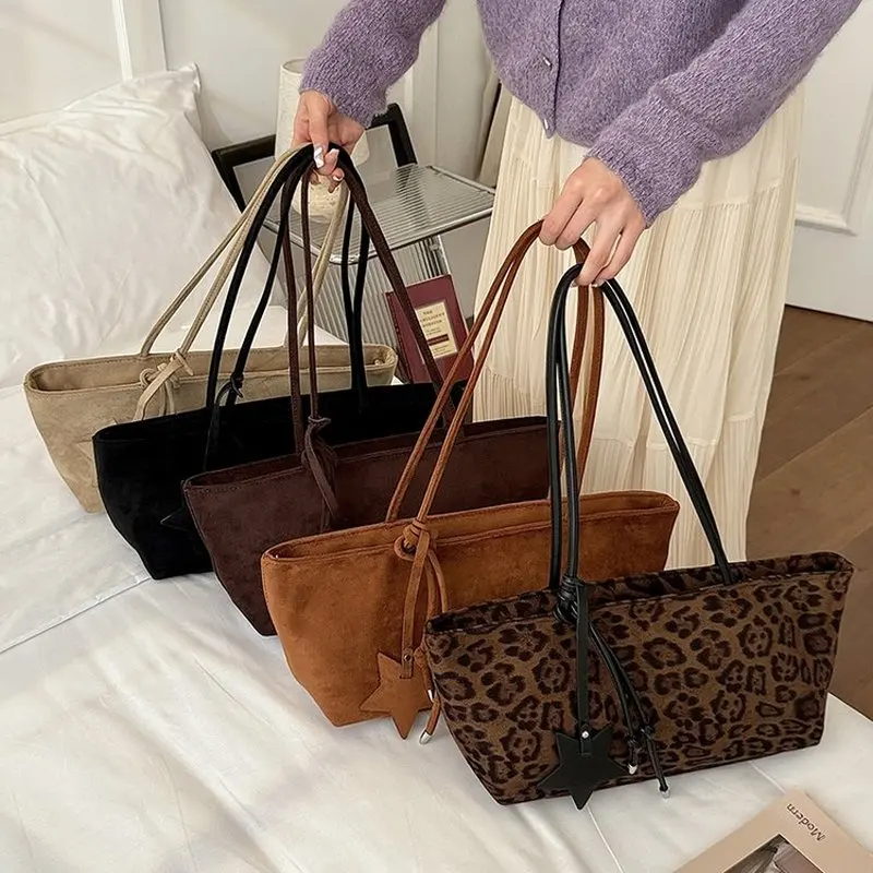 Bolso tote de ante sintético color taupe para mujer con colgante de estrella, gran capacidad, bolso de hombro suave, bolso diario retro de cuero PU