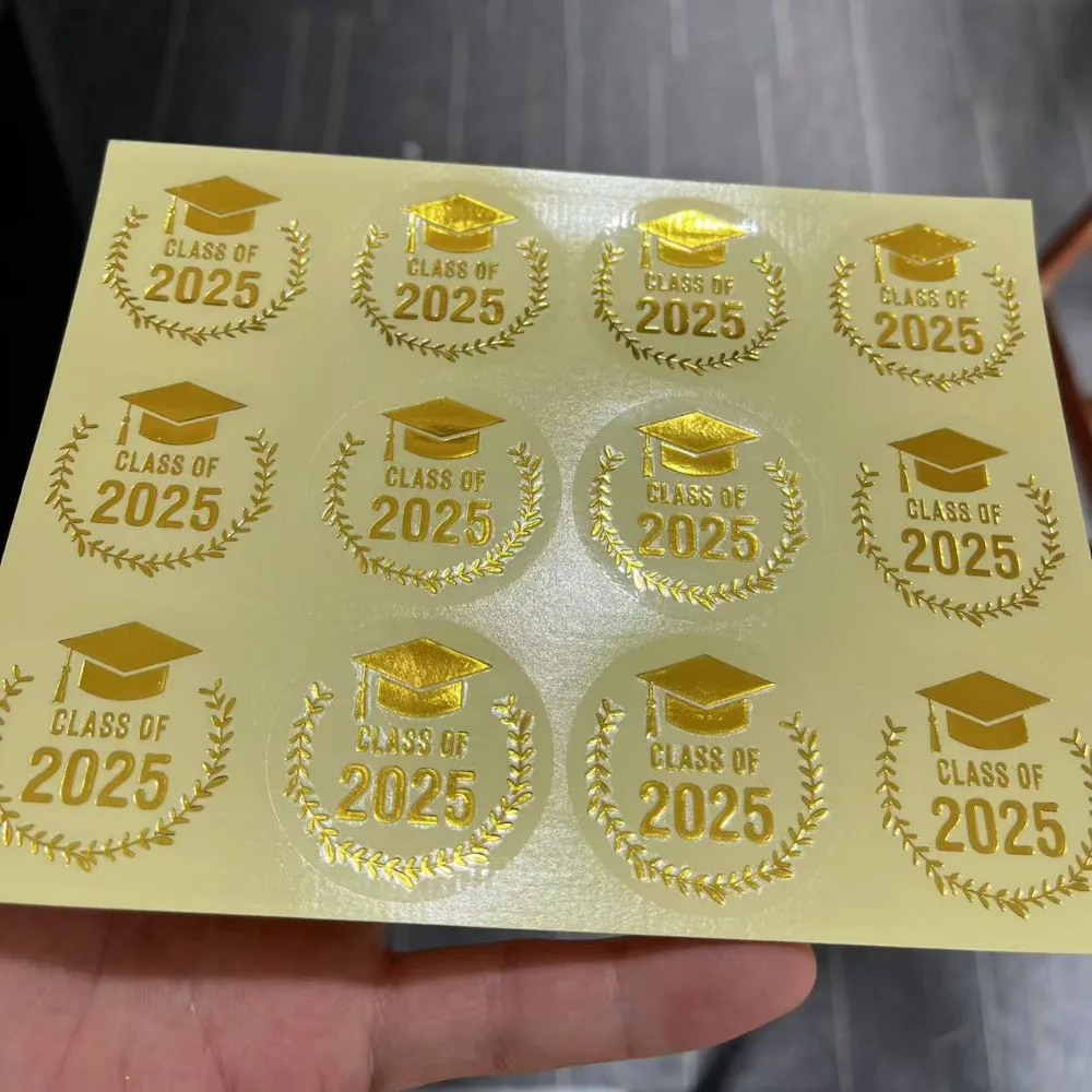 120 قطعة من رقائق الذهب فئة 2025 ملصقات ذاتية الصنع شفافة لحفلات التخرج السعيدة أختام مغلف مقاومة للماء