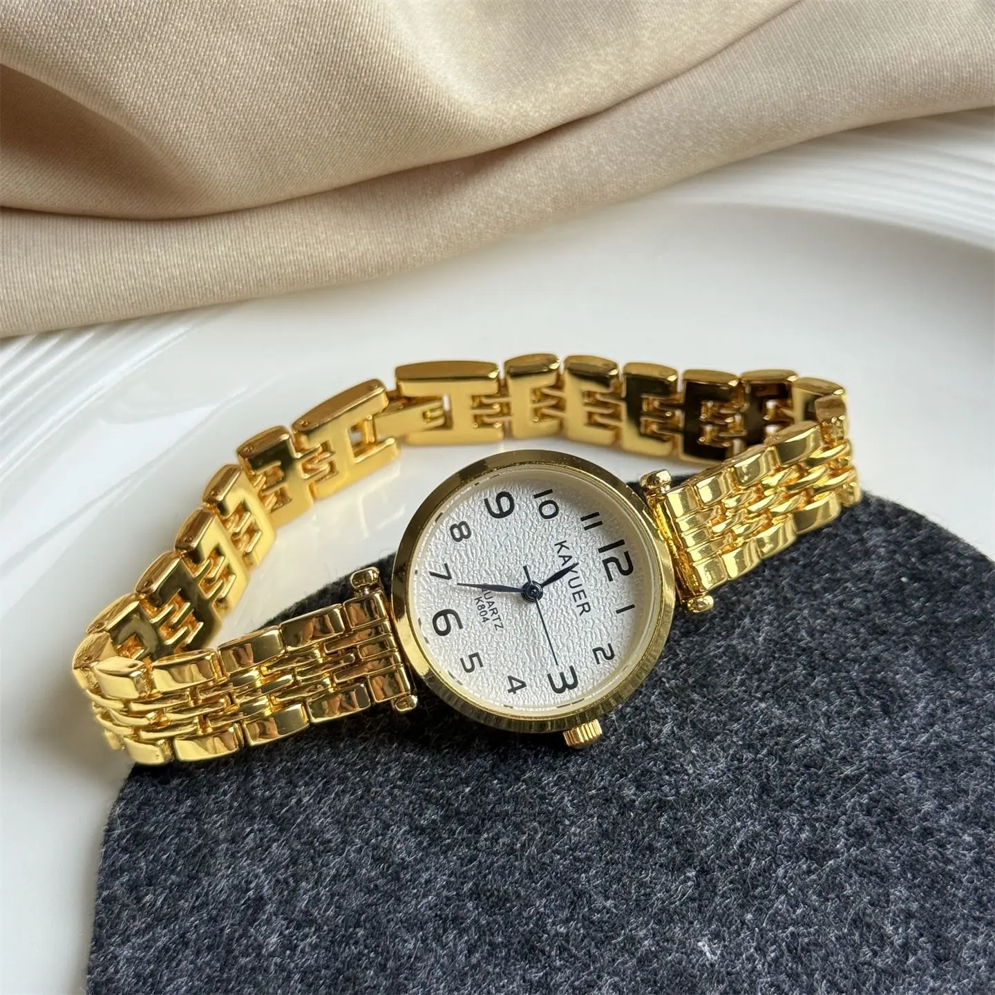 

Niche Brand Circular Digital Small Dial Watch with Female Ins Temperament, Versatile Retro Bracelet Watch for Students Gift